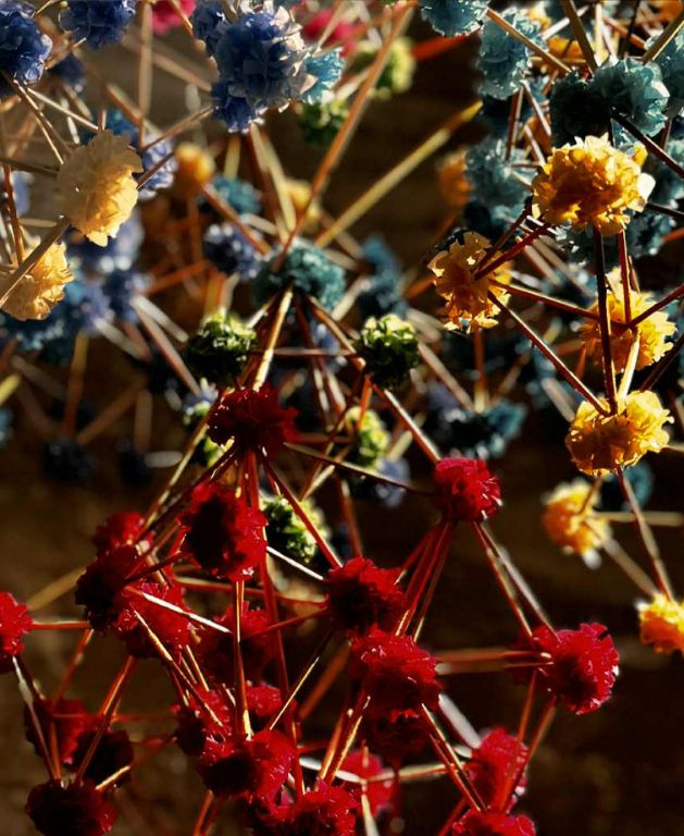 Tradycyjne ozdoby - pająki pałuckie, przestrzenne konstrukcje tworzone ze słomy i kolorowej bibuły.