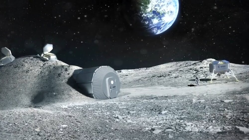 Baza na Księżycu i spacerujący astronauta w skafandrze. W tle ciemne niebo z Ziemią.