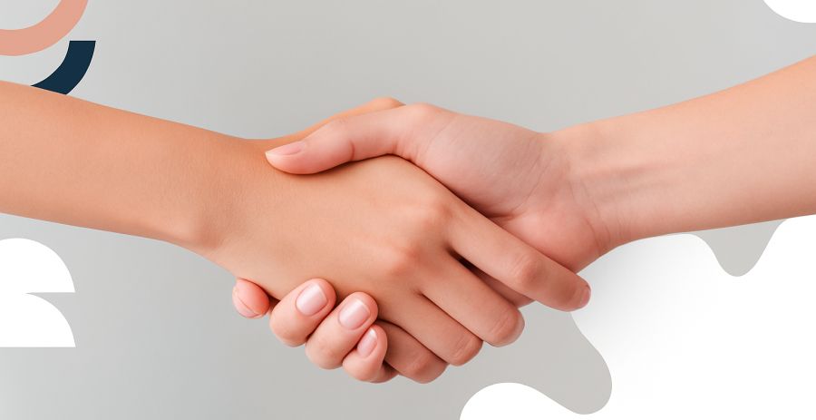 Dwie osoby podają sobie ręce. Zbliżenie na uścisk dłoni.