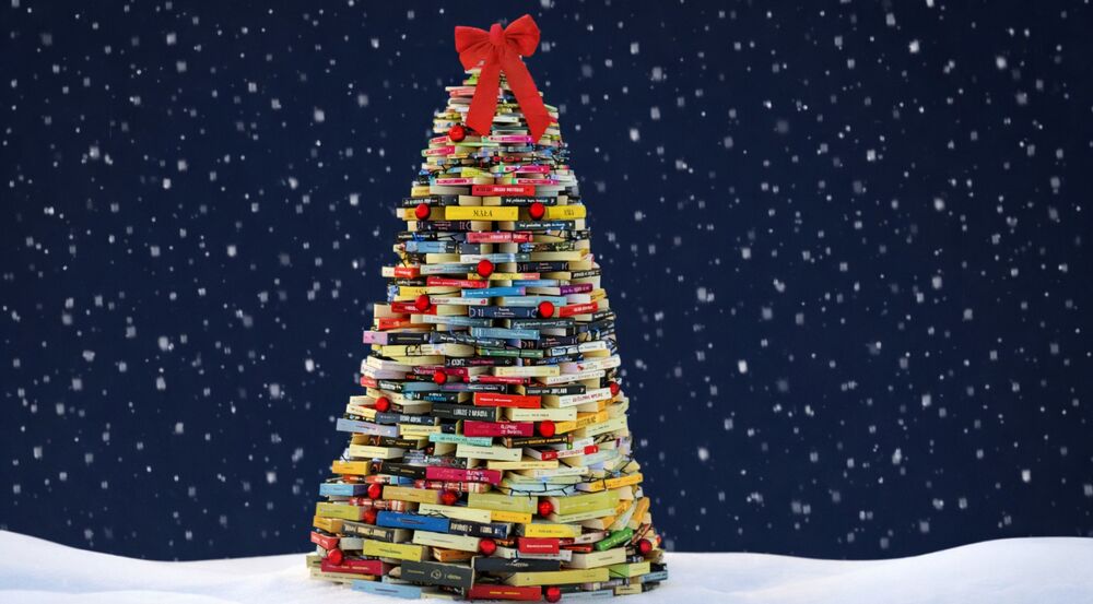 Fragment plakatu promującego konkurs z choinką ułożoną z książek.