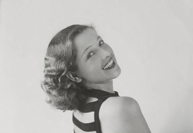 Uśmiechnięta młoda i piękna kobieta pozuje do zdjęcia.