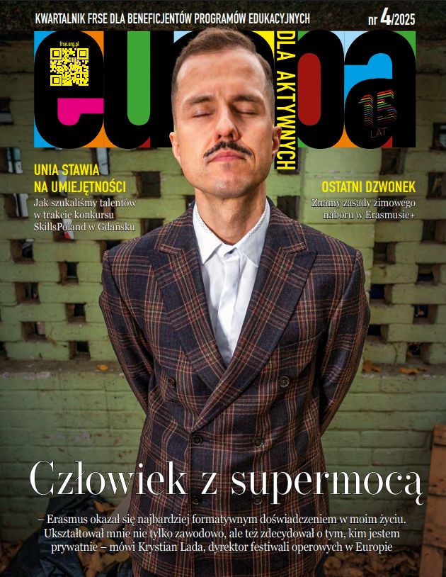 Mężczyzna z zamkniętymi oczami na okładce czasopisma „Europa dla Aktywnych”.