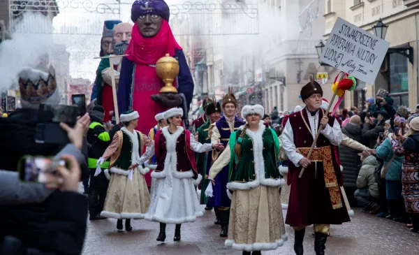 Przemarsz deptakiem orszaku z osobami w strojach ludowych oraz z wielkimi postaciami Trzech Króli.