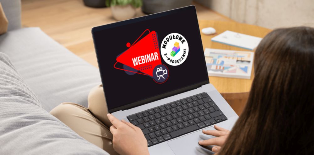 Kobieta na sofie trzyma laptop na kolanach.