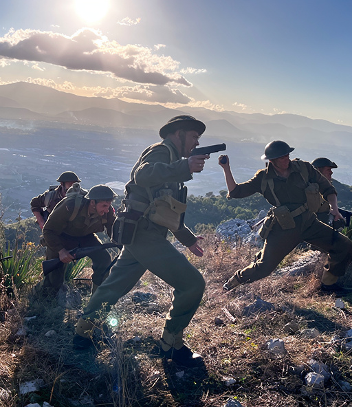 Żołnierze podczas ataku na wzgórze.