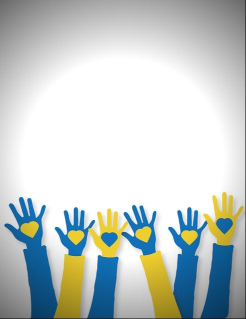 Podniesione do góry ręce ludzi w kolorach flagi Ukrainy: na kolorowych dłoniach żółte lub niebieskie serca. 
