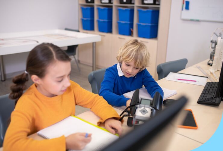 Dzieci w pracowni komputerowej.