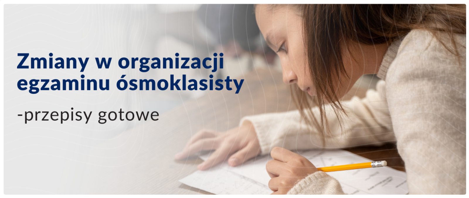 Dziewczyna siedząca nad arkuszem egzaminacyjnym, w lewej dłoni trzyma ołówek.