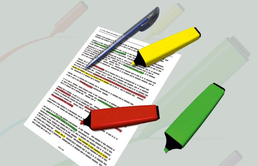 Zapisana kartka z zakreśleniami oraz markery i długopis.