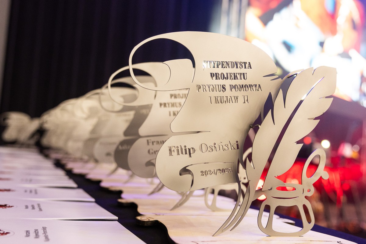 Statuetki projektu dla stypendystów w kształcie pióra z kałamarzem oraz żagla.