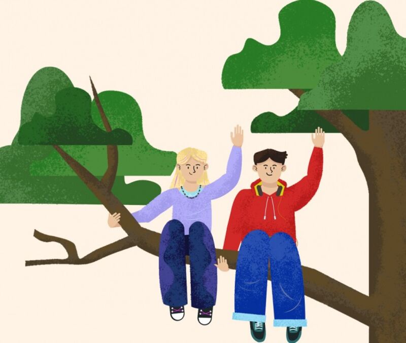 Dzieci siedzące na gałęzi drzewa.