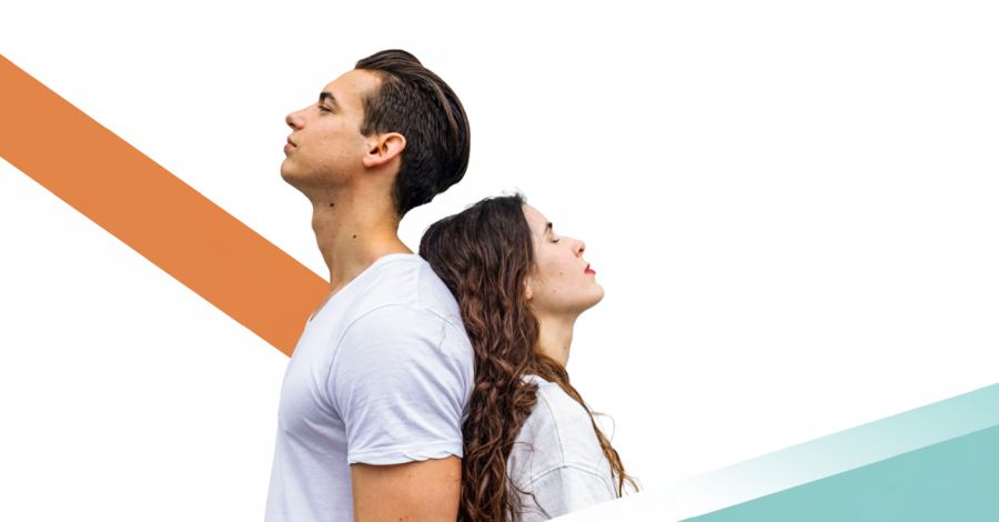 Fragment plakatu promującego wydarzenie z dwojgiem nastolatków opartych o siebie plecami.