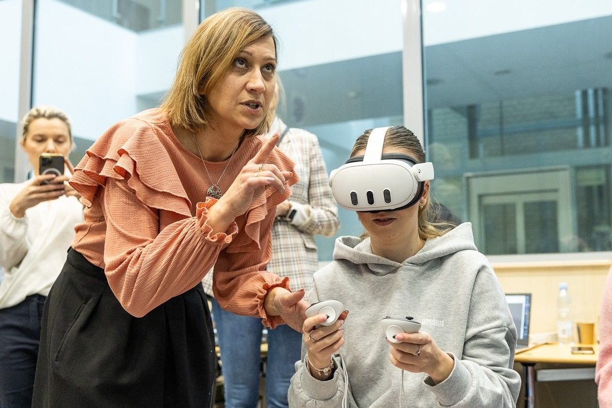 Dziewczynka w goglach VR i dorośli.