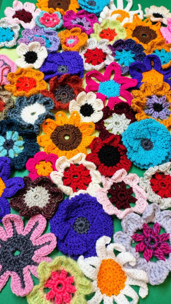 Wełniane kwiatki w różnych kolorach