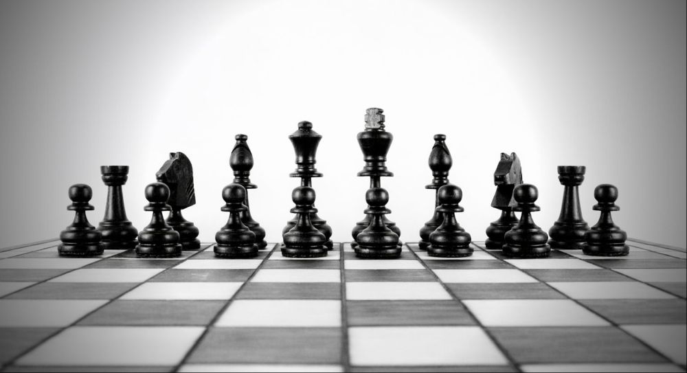 Szachownica z figurami i pionami.