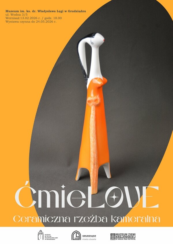 Rzeźba - figurka ceramiczna z informacją o wystawie.