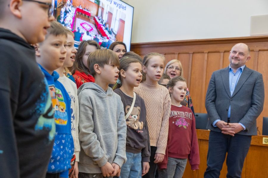 Spotkanie marszałka województwa z dziećmi w sali urzędu.