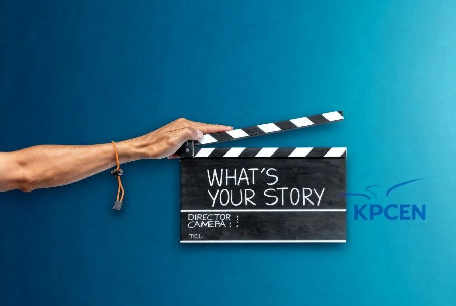 Ręka z klapsem filmowym z napisem: 