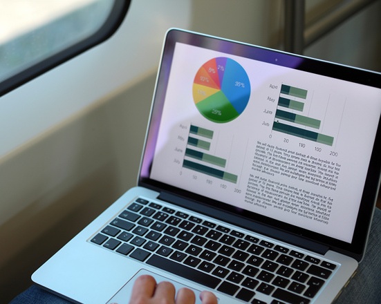 Laptop z wykresami na ekranie.