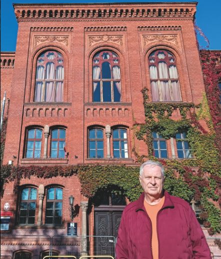 Autor na tle budynku.