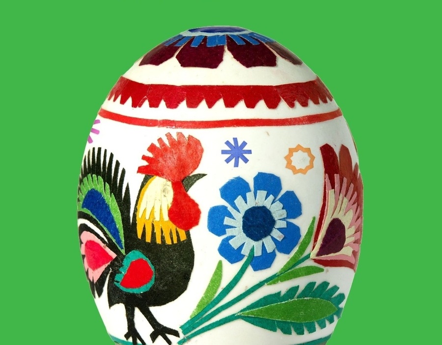 Jajko wielkanocne, barwne na zielonym tle. 