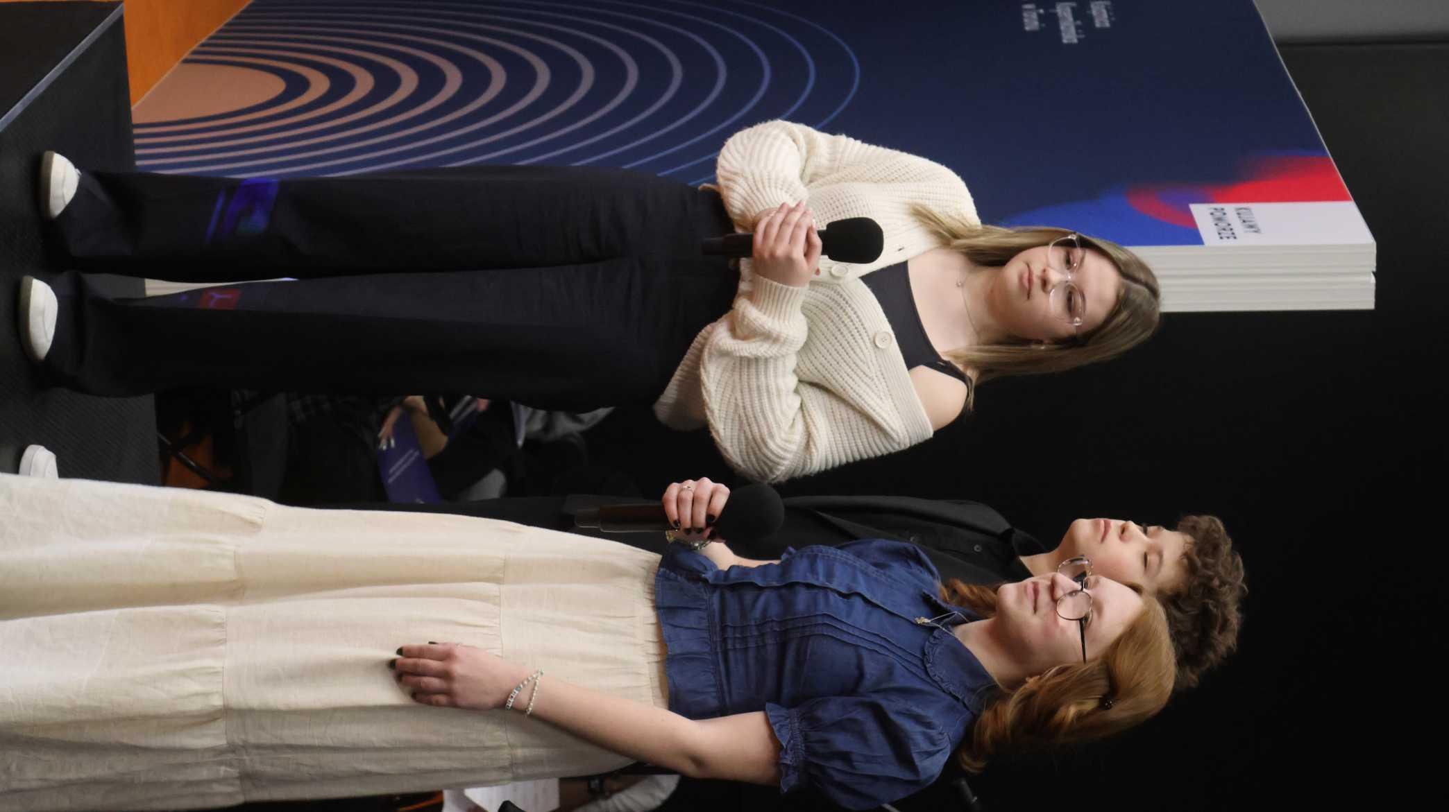 Troje nastolatków na scenie.