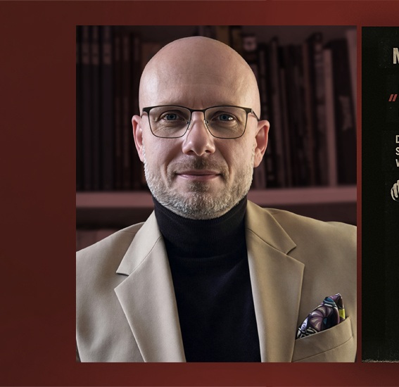 Mężczyzna w okularach.