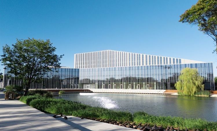 Nowoczesny budynek Akademii Muzycznej w Bydgoszczy.