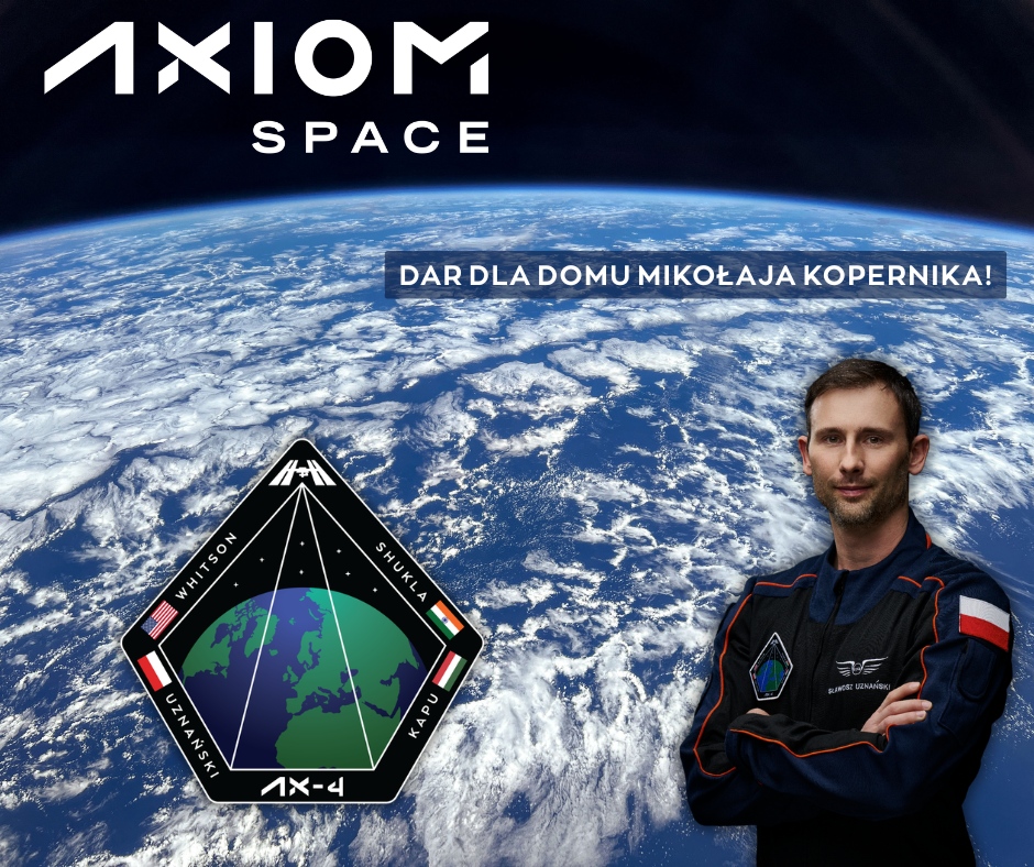 Z prawej strony młody mężczyzna - astronauta oraz naszywka z misji na stację kosmiczną, na tle Ziemi.