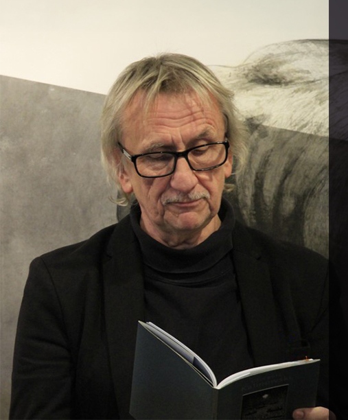 Mężczyzna kierujący swój wzrok na tekst książki.