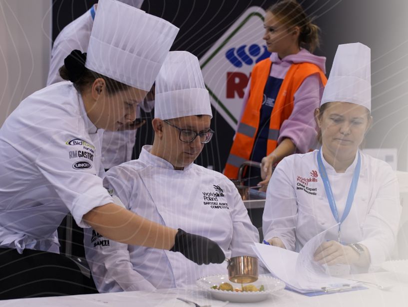 Trzy osoby w uniformach kucharza.