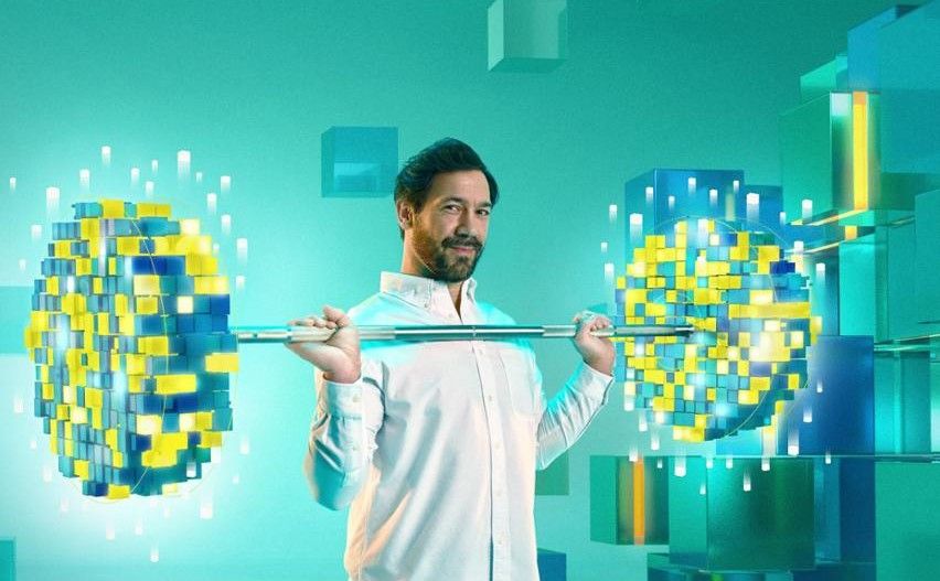 Baner kampanii “Buduj cyfrową formę klik po kliku” z mężczyzną unoszącym sztangę.