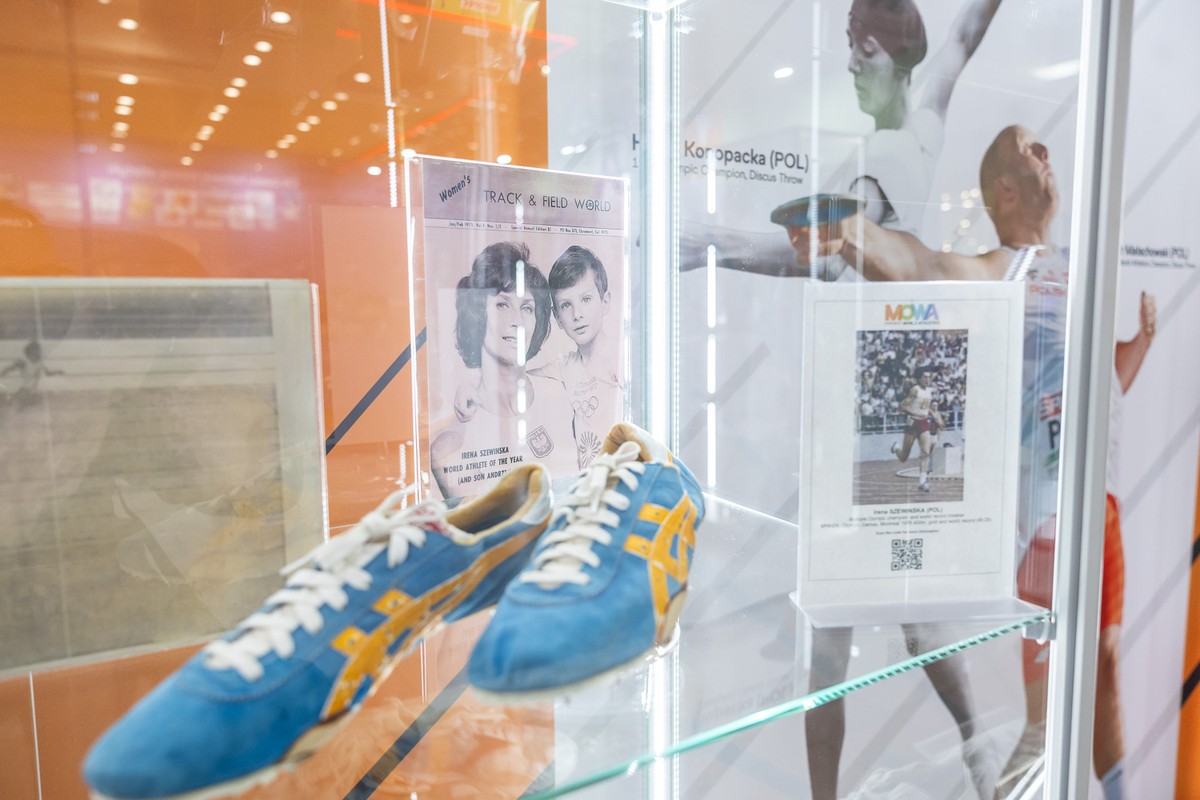 Fragment wystawy: obuwie sportowe i zdjęcia sportowców.