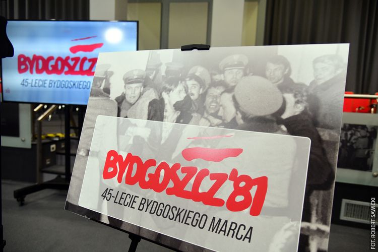 Baner z historycznym zdjęciem z wydarzeń Bydgoskiego Marca '81 - obchody 45. rocznicy.