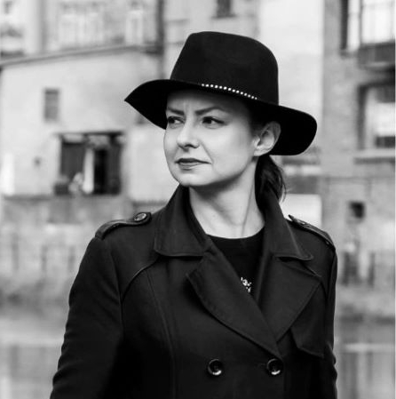 Kobieta w kapeluszu, autorka książki.