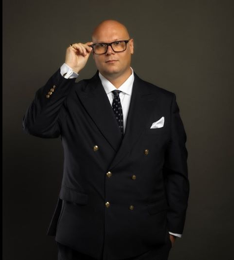 Mężczyzna w okularach, autor książki.