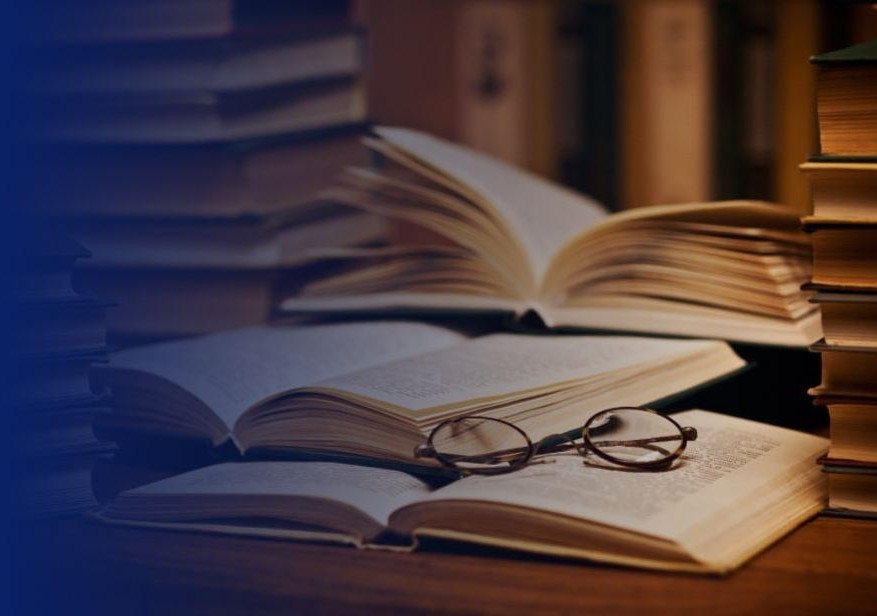 Plakat promujący portal kronika.gov.pl z motywem książek i okularów.