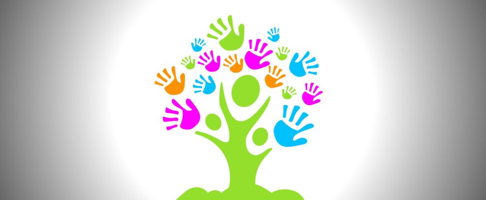 Stylizowane drzewo: postacie tworzące pień i gałęzie, a dłonie to liście.