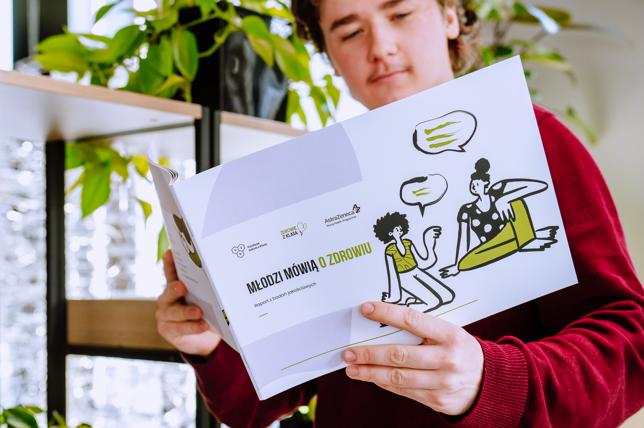 Chłopak czytający ulotkę o zdrowiu.