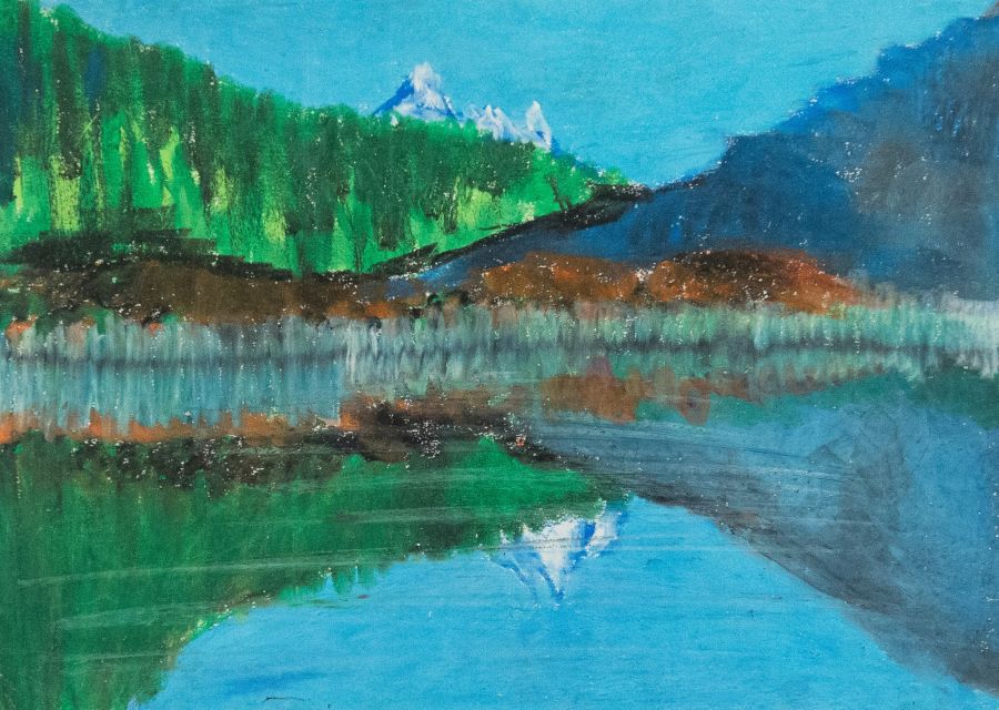 Praca plastyczna z jeziorem i odbijającymi się w jego wodach górami i bogatą roślinnością.