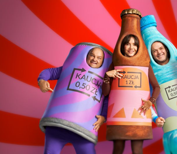 Aktorzy w strojach - opakowaniach zwrotnych.