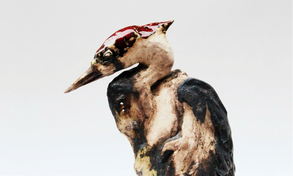 Fragment rzeźby przedstawiającej dzięcioła.