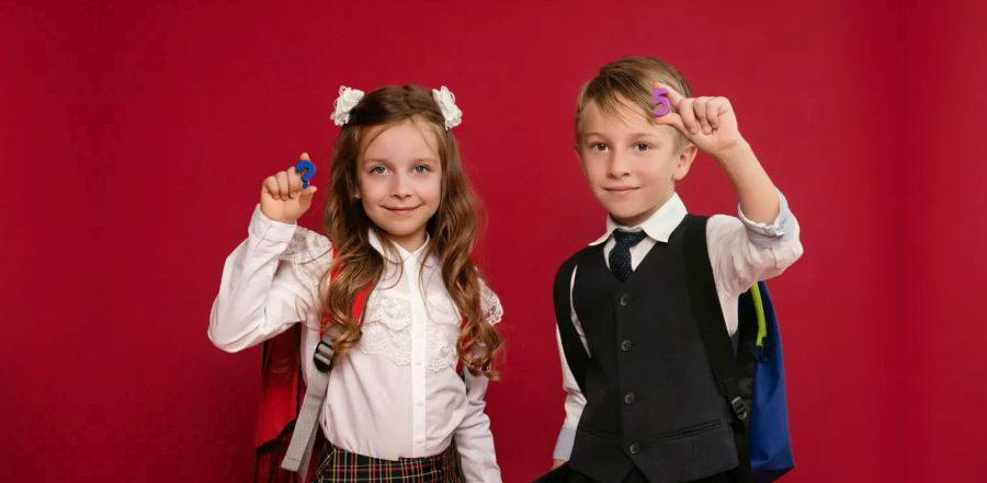 Dziewczynka i chłopiec w odświętnych strojach.