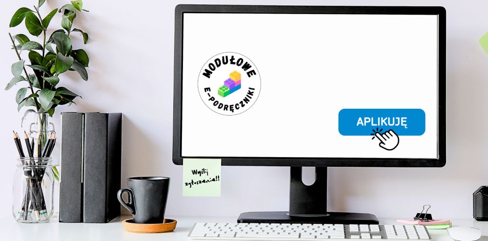 Biurko z komputerem. Na ekranie logo 