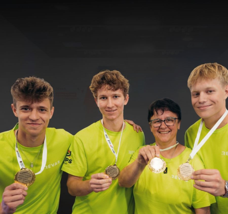 Uczestnicy konkursu w równych koszulkach prezentują medale.