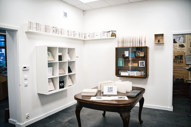 Wnętrza wystawowe z eksponatami: książkami, plakatami.