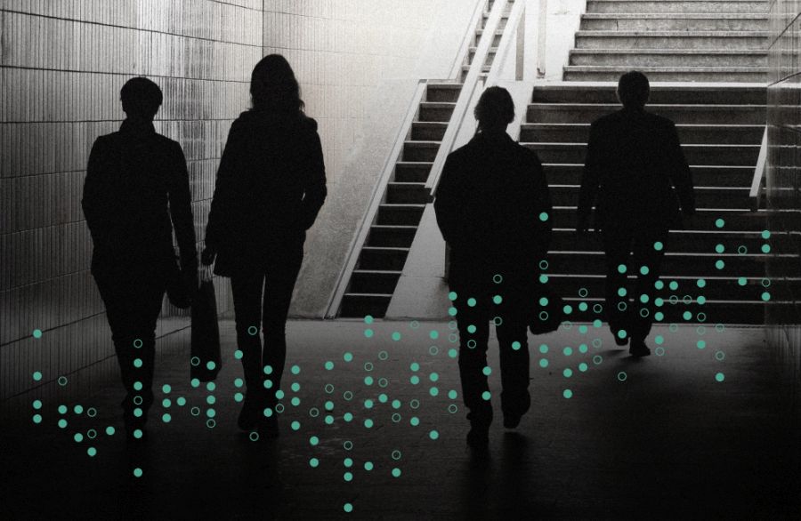 Zarysy czterech postaci.