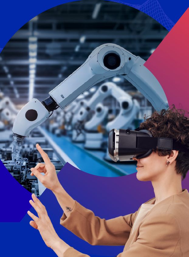 Hala fabryczna z robotami i osoba w okularach VR.