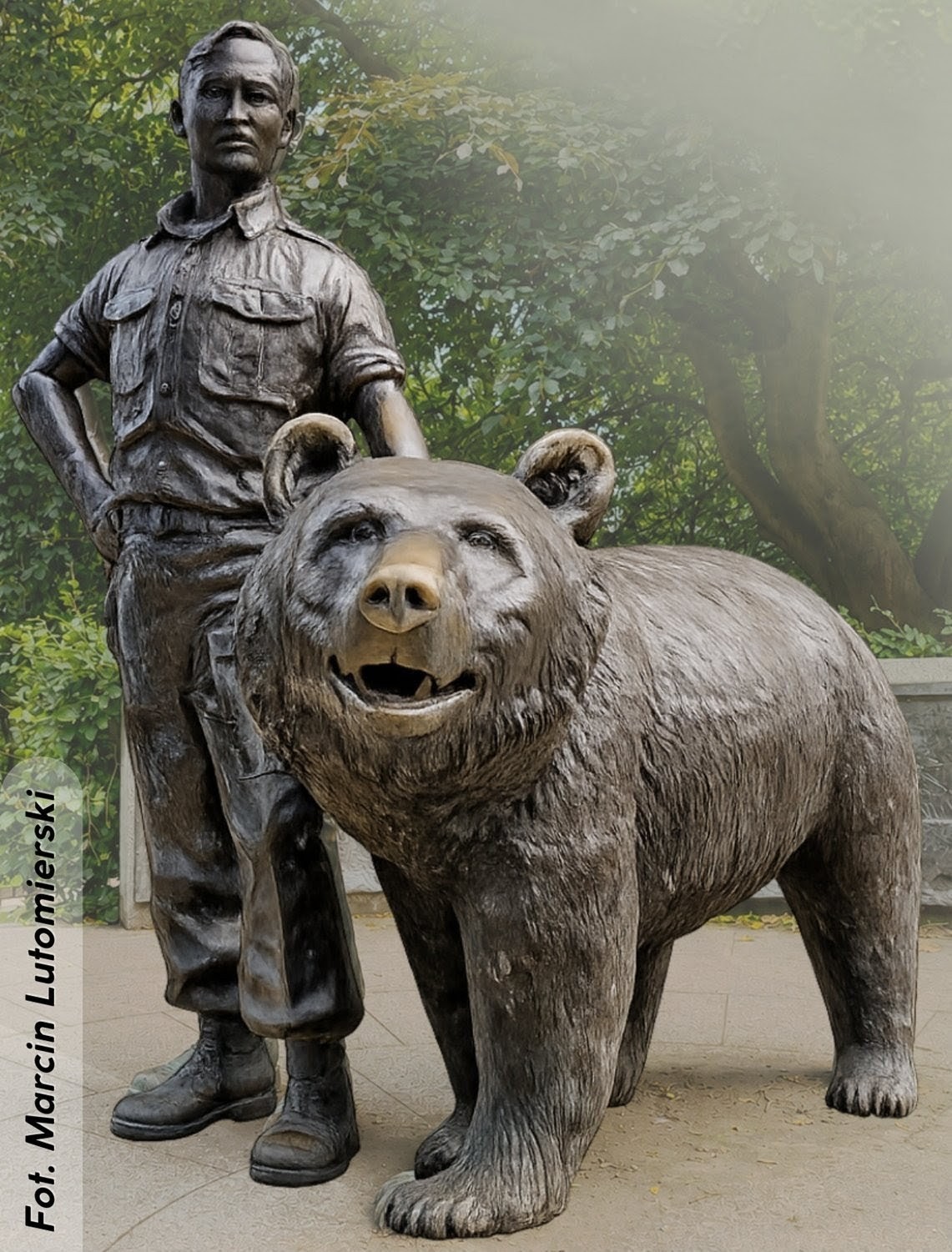 Pomnik mężczyzny i niedźwiedzia.