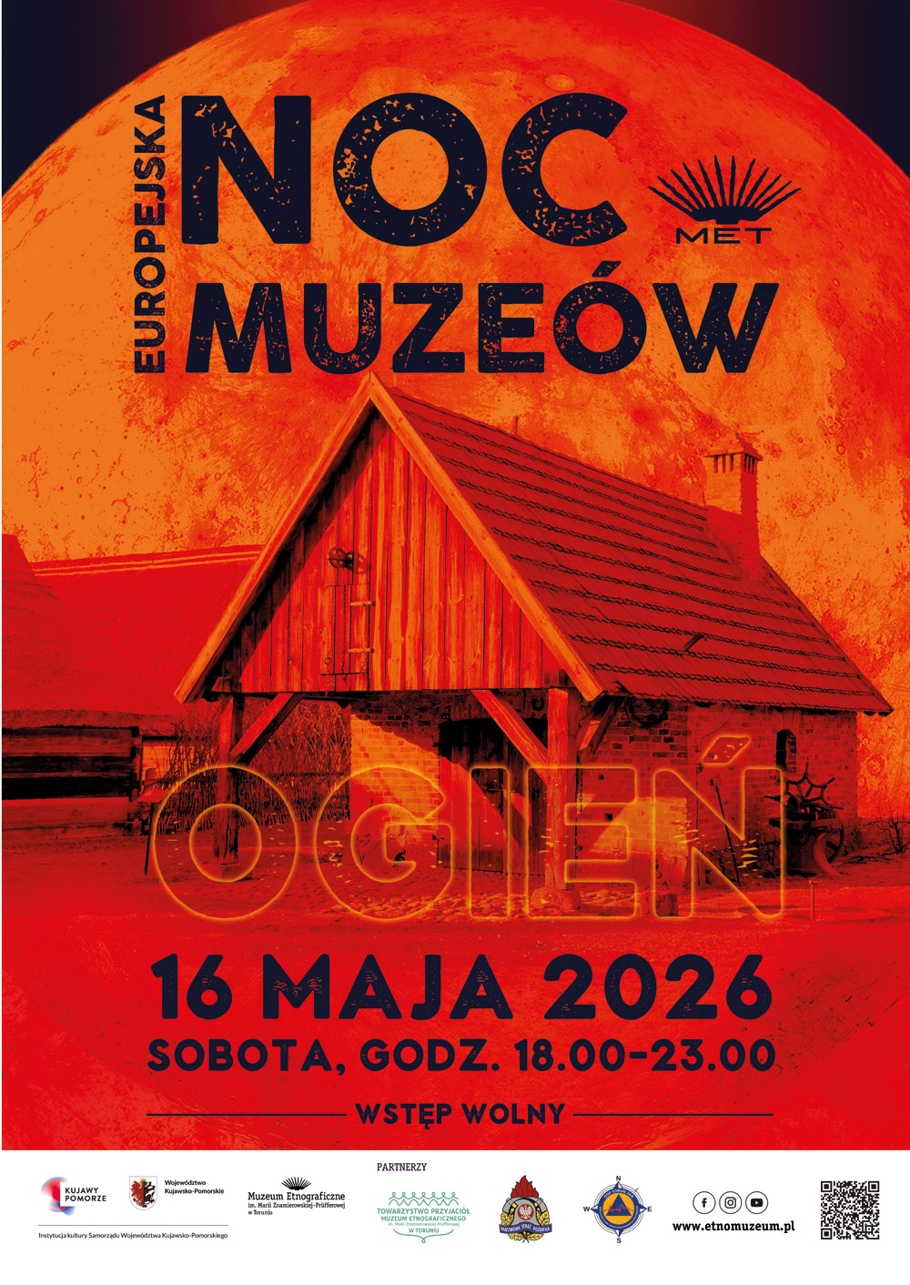 Drewniane zabudowania na tle wielkiego, pomarańczowego Księżyca - plakat Nocy Muzeów.